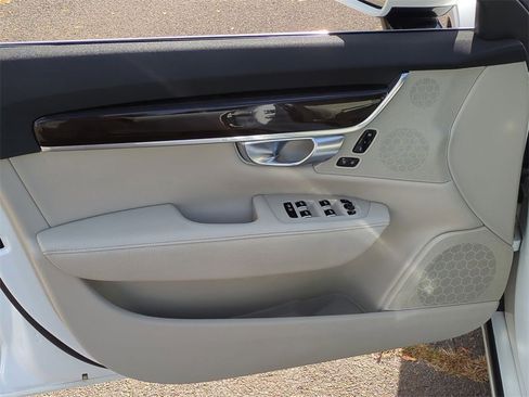 Used 2018 Volvo S90 T5 Momentum w/ Convenience Package image 11