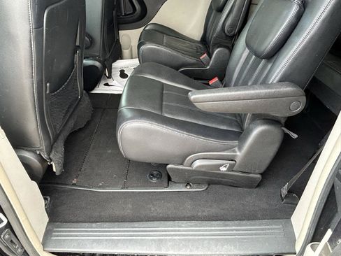 Used 2013 Chrysler Town & Country Touring FWD image 9