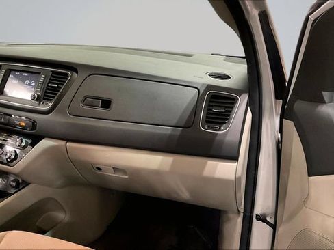 Used 2019 Kia Sedona LX FWD image 17