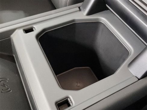 Used 2025 Land Rover Defender 110 X-Dynamic SE image 25