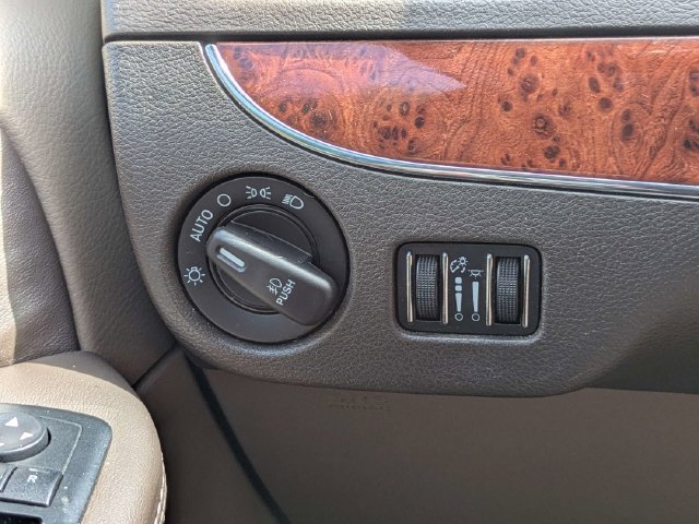 Used 2015 Chrysler Town & Country Touring FWD image 30