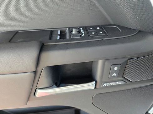 Used 2025 Land Rover Defender 90 X-Dynamic SE image 11