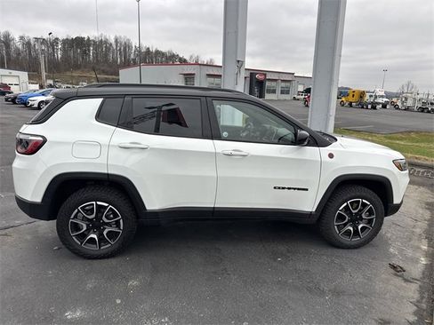 Used 2024 Jeep Compass Trailhawk image 3