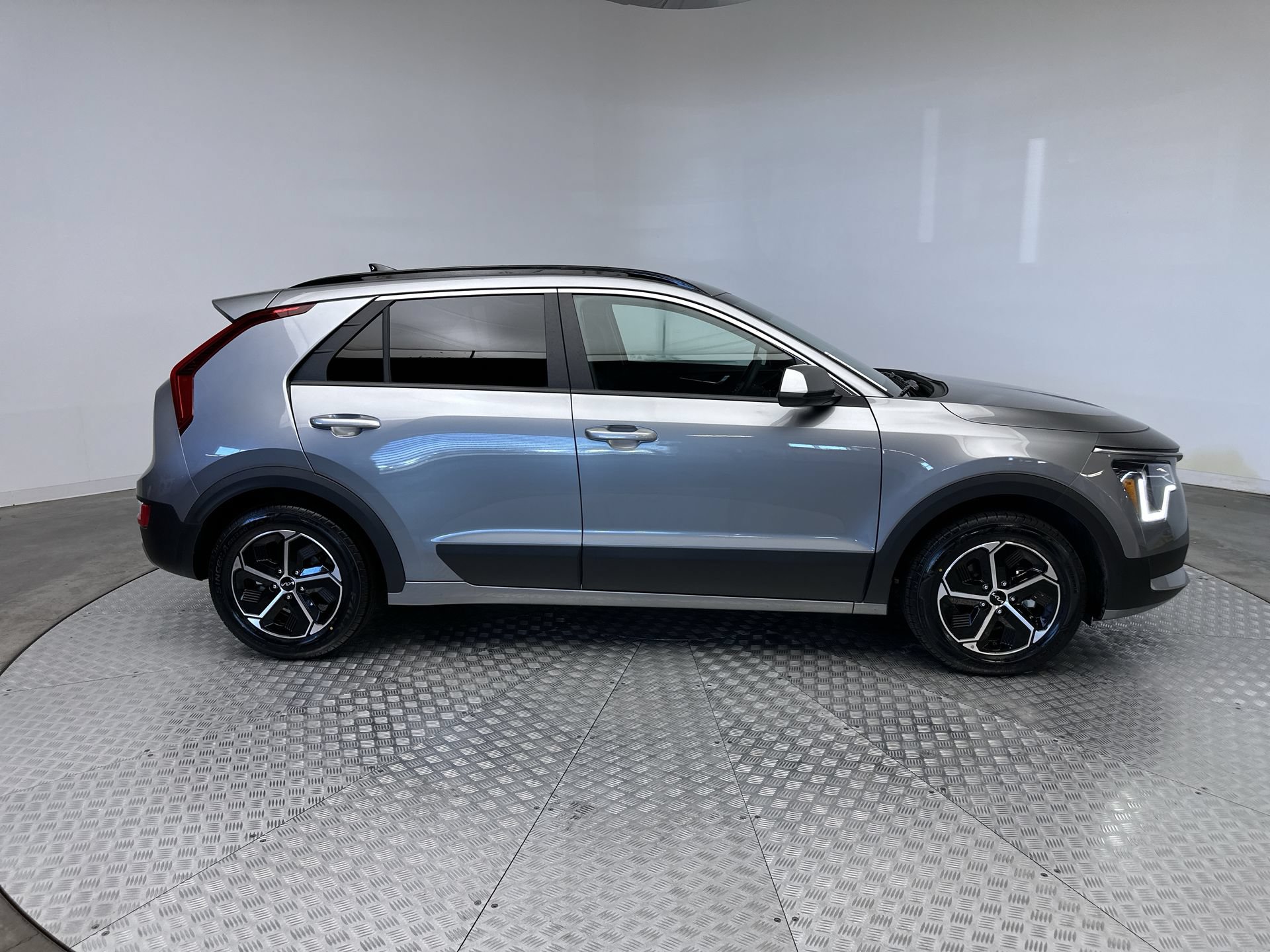 Used 2024 Kia Niro LX FWD image 10