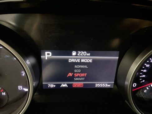 Used 2024 Kia Carnival EX FWD image 21
