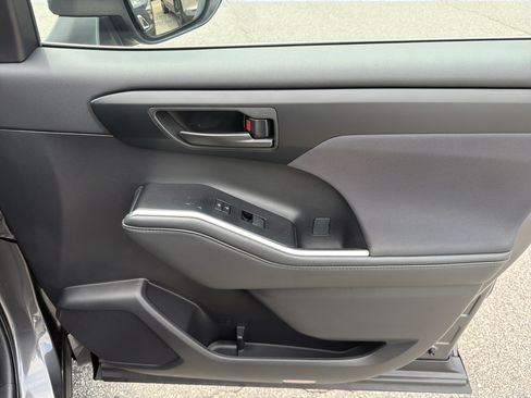 Certified 2025 Toyota Highlander LE FWD image 24