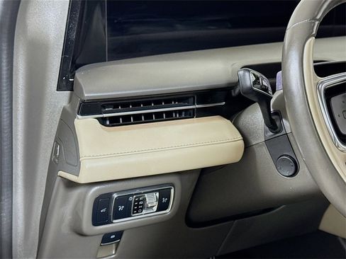 Used 2024 Lincoln Nautilus Reserve w/ Equipment Group 202A image 8