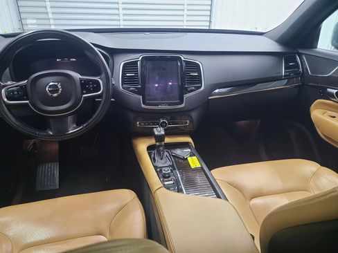 Used 2018 Volvo XC90 T5 Momentum w/ Momentum Plus Package AWD/4WD image 2