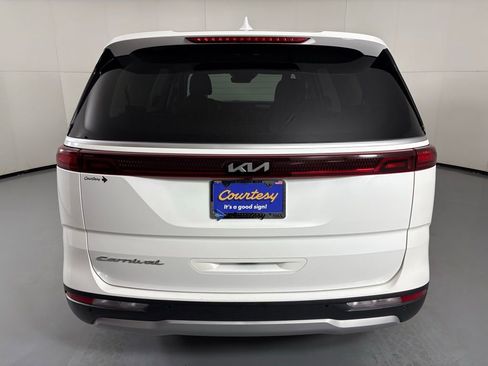 Used 2022 Kia Carnival LX image 7