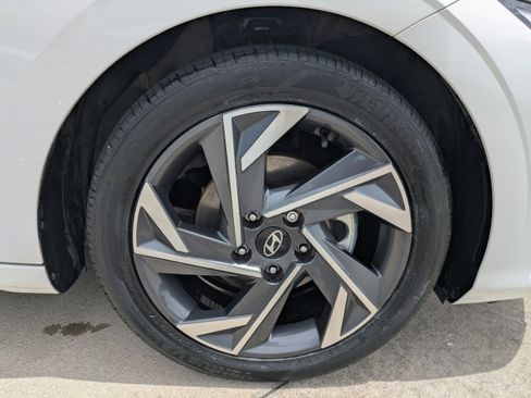 Certified 2024 Hyundai Elantra Limited FWD image 9