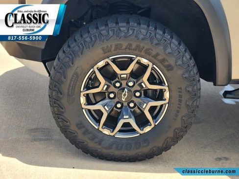 Used 2024 Chevrolet Colorado ZR2 w/ ZR2 Convenience Package III AWD/4WD image 13