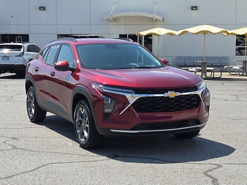 Used 2024 Chevrolet Trax LT w/ Driver Confidence Package FWD image 1