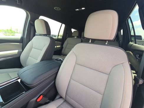 Used 2025 Chevrolet Traverse LT w/ LPO, Floor Liner Package FWD image 23