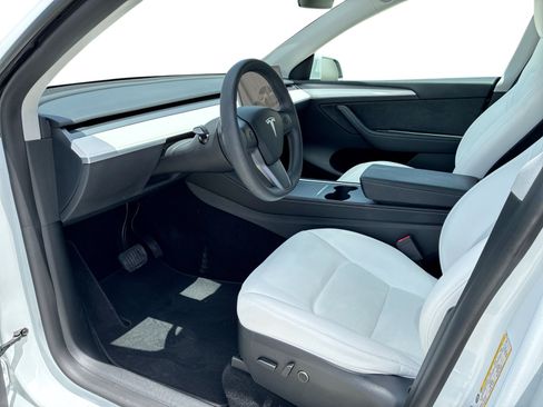 Certified 2023 Tesla Model Y Long Range AWD/4WD image 9