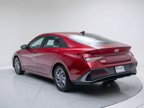 Used 2024 Hyundai Elantra SEL FWD image 4