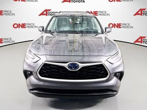 Used 2023 Toyota Highlander LE FWD image 2