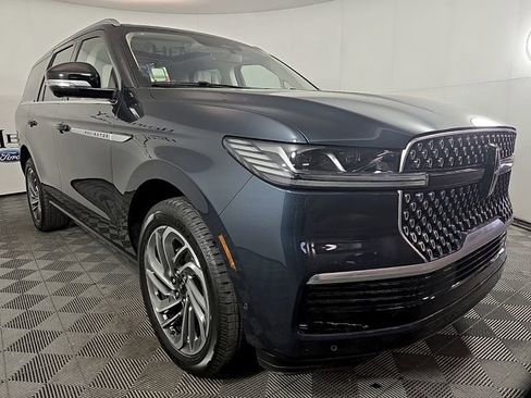 Certified 2025 Lincoln Navigator Reserve AWD/4WD image 4