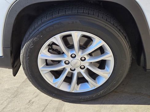 Used 2022 Jeep Cherokee Latitude Lux w/ Sun & Sound Group image 11