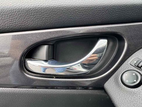 Used 2018 Nissan Rogue SV w/ Premium Package image 28