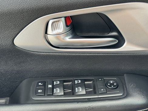 Used 2019 Chrysler Pacifica Touring-L Plus w/ Advanced Safetytec Group FWD image 26