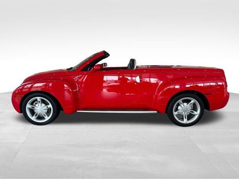 Used 2004 Chevrolet SSR w/ Preferred Equipment Group RWD image 2