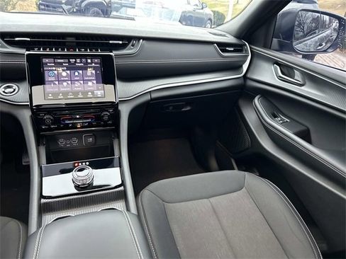 Used 2024 Jeep Grand Cherokee Laredo X image 17