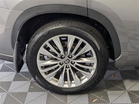 Used 2025 Toyota Highlander Platinum image 9