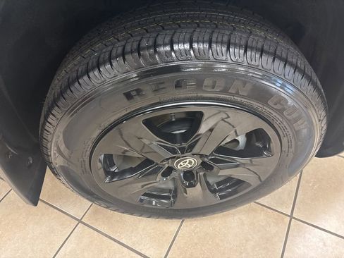 Used 2021 Toyota RAV4 XLE AWD/4WD image 33