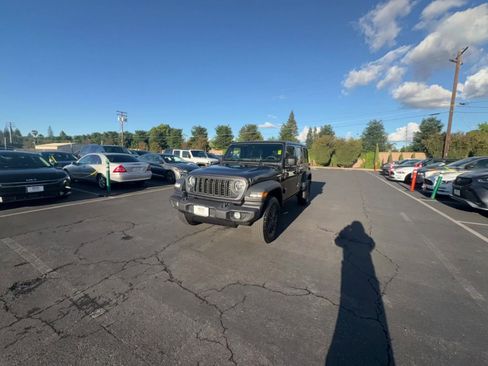 Used 2025 Jeep Wrangler Sport S AWD/4WD image 16