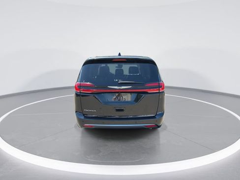 Used 2024 Chrysler Pacifica Touring-L FWD image 7