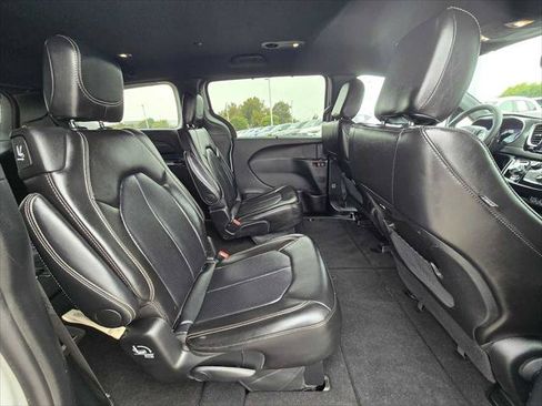 Used 2025 Chrysler Pacifica Select FWD image 12