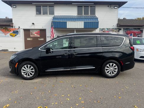 Used 2019 Chrysler Pacifica Touring-L image 1