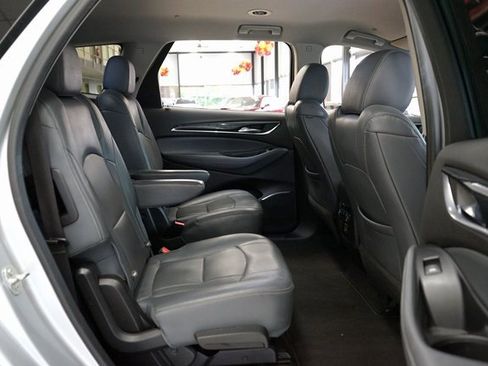 Used 2020 Buick Enclave Essence image 12