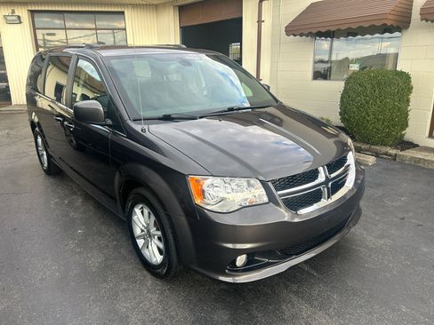 Used 2019 Dodge Grand Caravan SXT image 3