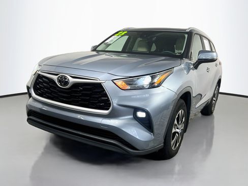 Used 2023 Toyota Highlander XLE AWD/4WD image 10