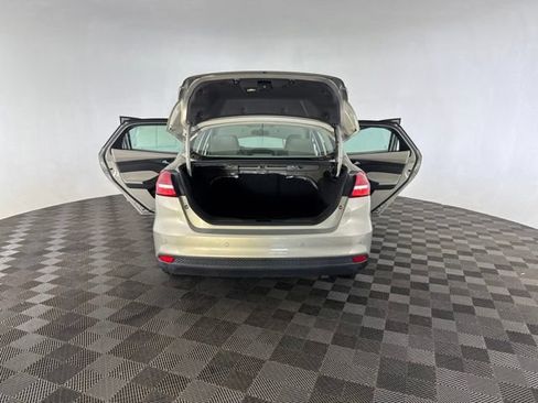 Used 2016 Ford Focus SE w/ SE Power Seat Package FWD image 18