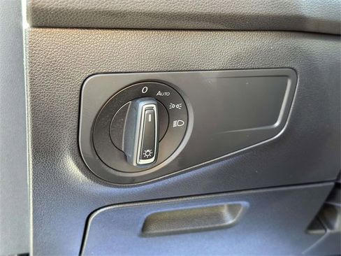 Used 2021 Volkswagen Tiguan SE w/ Panoramic Sunroof Package image 22