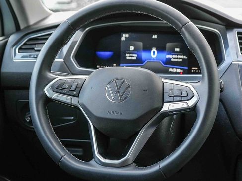 Used 2022 Volkswagen Tiguan SE w/ Panoramic Sunroof Package image 15