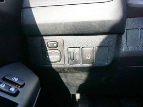 Used 2017 Toyota RAV4 LE FWD image 4