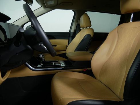 Used 2024 Kia Carnival EX image 15