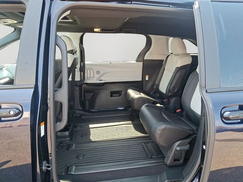 Used 2026 Toyota Sienna XSE image 8