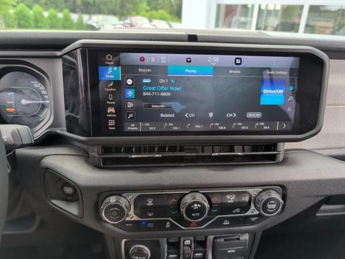 Used 2024 Jeep Wrangler Unlimited AWD/4WD image 10