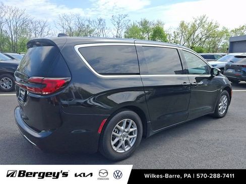 Used 2024 Chrysler Pacifica Touring-L FWD image 5