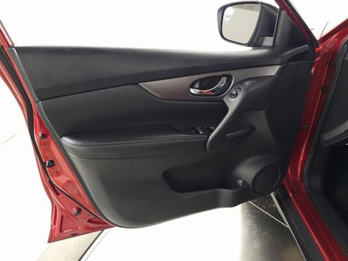 Used 2016 Nissan Rogue SV image 12