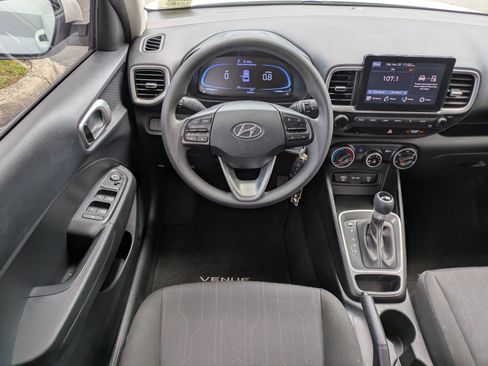 Used 2024 Hyundai Venue SE FWD image 13