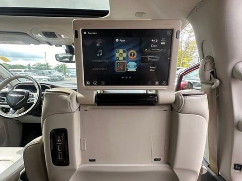 Used 2019 Chrysler Pacifica Limited w/ Tire & Wheel Group FWD image 34
