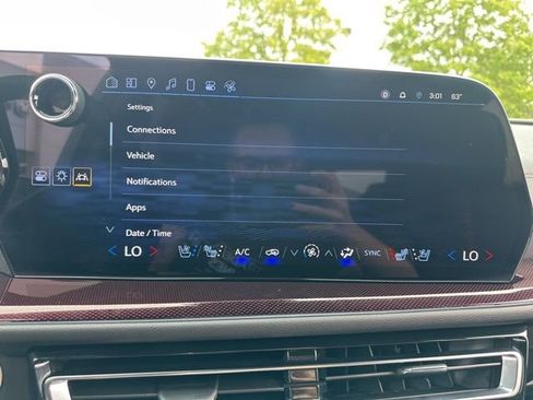 Used 2024 Chevrolet Traverse RS image 44