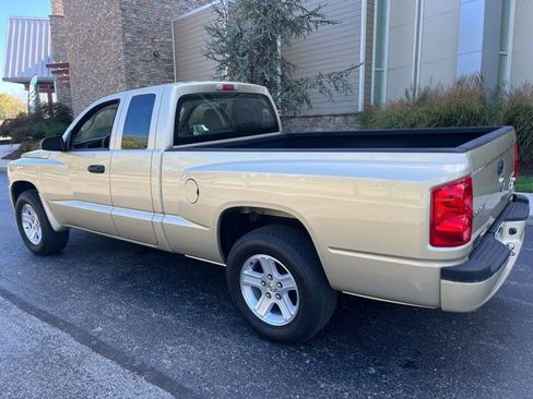 Used 2011 Dodge Dakota Big Horn image 3