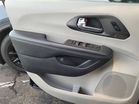 Used 2024 Chrysler Pacifica Select image 14