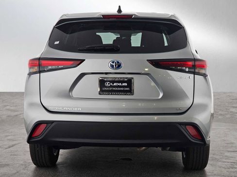 Used 2024 Toyota Highlander LE image 4